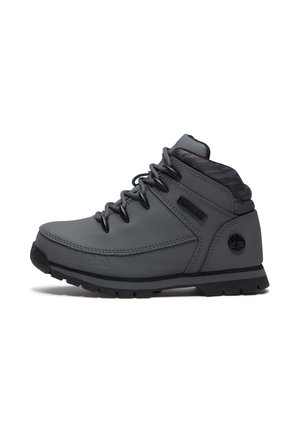 Grauer Wanderstiefel mittlerer Höhe mit schwarzer Sohle, schwarzen Schnürsenkeln, gepolstertem Kragen und Timberland-Logo an der Seite und Ferse.
