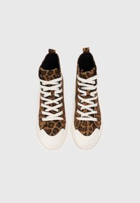 Brązowe sneakersy typu high-top z wzorem w panterkę, białymi sznurówkami i białą gumową podeszwą. Teksturowana cholewka i wyściełane wsparcie kostki.