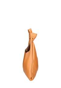 Borsa a sacchetto in pelle arancione con manico annodato, caratterizzata da una superficie texturizzata e un'apertura superiore, che mostra un interno morbido.