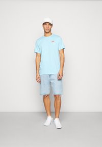 Nike Sportswear CLUB TEE - T-shirt básica - blaurot