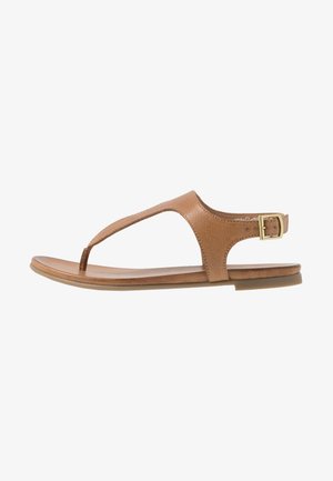 Hnědé kožené sandály s texturovaným páskem, designem mezi prsty a bočním přezkovým uzávěrem. Rovná podrážka s minimálním podpatkem.