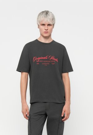 Camiseta de manga corta gris oscuro con texto rojo atrevido, cuello redondo, corte relajado y material de algodón suave.