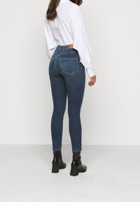 Vero Moda Petite Vaqueros pitillo - blue denim