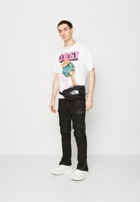 Obey Clothing THE WORLD IS YOURS UNISEX - Apdrukāts T-krekls - white