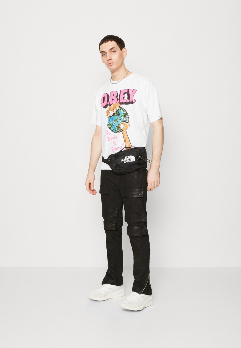 Obey Clothing THE WORLD IS YOURS UNISEX - Apdrukāts T-krekls - white