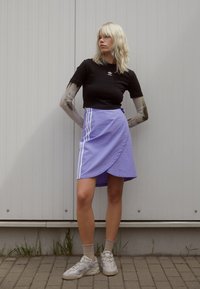 adidas Originals Základné tričko - black