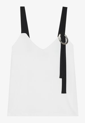 Top bianco senza maniche con scollo a V, caratterizzato da spalline nere e un dettaglio ad anello argentato. Tessuto liscio e design moderno e minimalista.