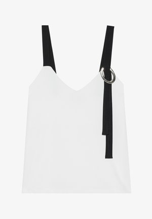 Biała bezrękawnikowa bluzka z dekoltem w serek, z czarnymi ramiączkami i srebrnym detalem w kształcie pierścienia. Gładki materiał i nowoczesny, minimalistyczny design.