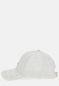 Hvid bomulds baseballcap med en buet skygge, der har broderede detaljer og et gyldent justerbart bagsnor. Rent, minimalistisk design.