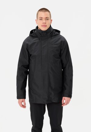 Schwarze wasserdichte Jacke mit Kapuze, ausgestattet mit einem Frontreißverschluss und verstellbaren Bündchen. Glatte Textur mit minimaler Markenkennzeichnung auf der Brust.