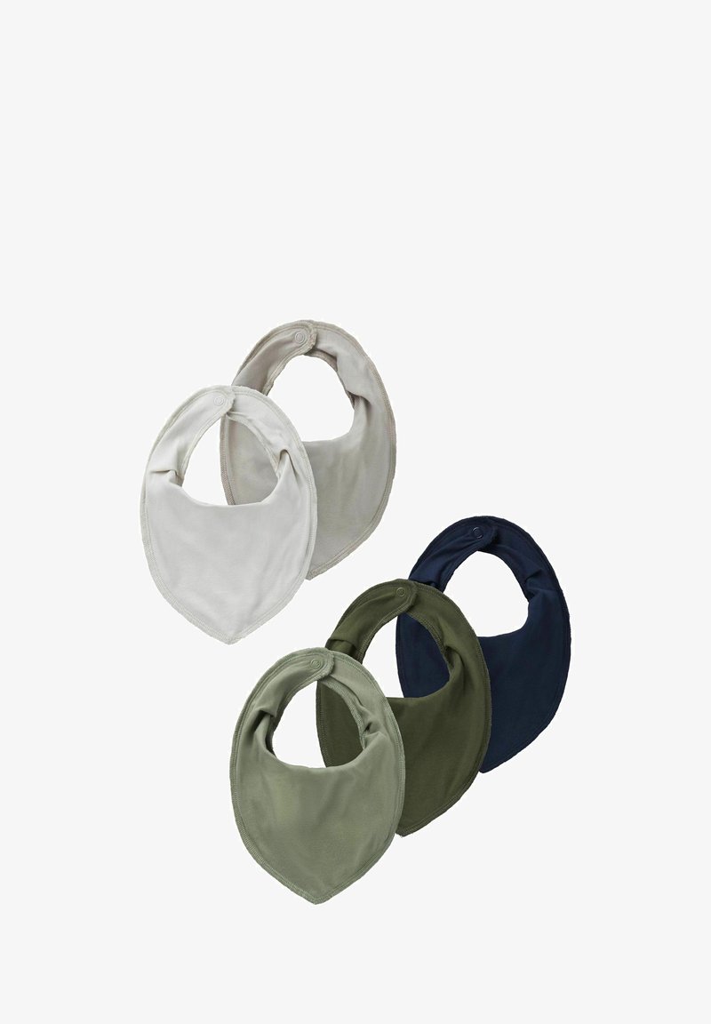 Sæt af fire bibs i bomuldsstof; farver: lys grå, olivengrøn, mørkegrøn og marineblå. Hver enkelt har en trekantet form og trykknaplukninger.