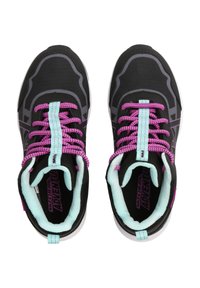 Schwarze Sportschuhe mit pinken Schnürsenkeln, hellblauen Akzenten und einem strukturierten Obermaterial. Sie verfügen über eine gepolsterte Innensohle und eine weiße Laufsohle.