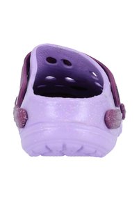 Scarpa di stile croc viola con una finitura lucida, design aperto, fori di ventilazione e una fascia bordeaux in contrasto. Luccichii visibili sulla superficie.