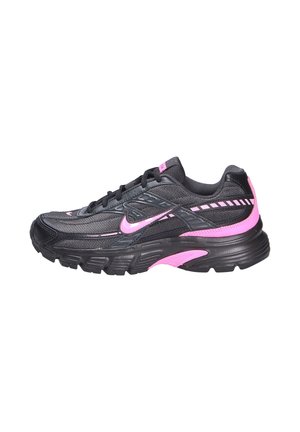 Zwarte hardloopschoen met een textuur van mesh bovenkant met roze accenten, een gevoerde zwarte zool en een contrasterend roze swoosh ontwerp.