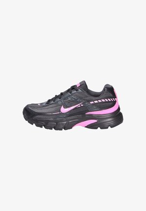 Scarpa da corsa nera con tomaia in mesh testurizzato e accenti rosa, suola nera imbottita e un design di swoosh rosa a contrasto.