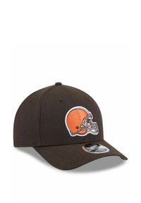 Braune Baseballmütze mit einer strukturierten Krone, gebogenem Schirm und einem gestickten orangen Footballhelm-Logo auf der Vorderseite.