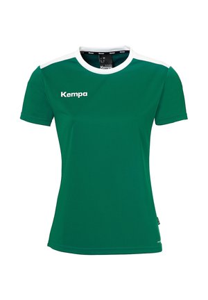 Groene sportshirt met korte mouwen en witte schouderaccenten, gemaakt van ademend materiaal, met het "Kempa" logo. Eenvoudig ontwerp.