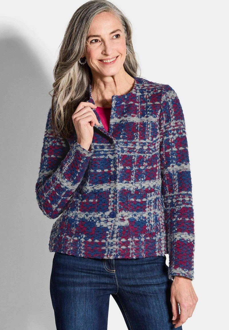 Texturierte Jacke in Blau, Rot und Weiß mit Karomuster, ausgestattet mit einem runden Ausschnitt, Knopfverschluss und langen Ärmeln in leicht taillierter Form.
