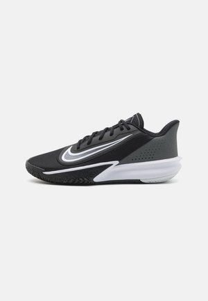 Chaussure de sport basse noire et grise avec le swoosh blanc de Nike, lacets noirs et semelle texturée avec le texte "Precision Z" sur la semelle intermédiaire.