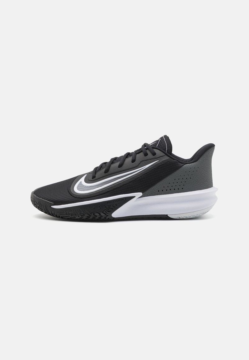Chaussure de sport basse noire et grise avec le swoosh blanc de Nike, lacets noirs et semelle texturée avec le texte "Precision Z" sur la semelle intermédiaire.