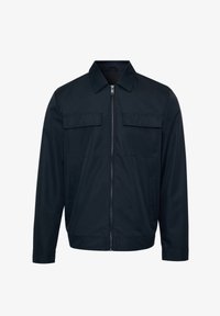 Chaqueta azul marino oscuro con cremallera frontal, dos bolsillos con solapa en el pecho, mangas largas y cuello clásico.