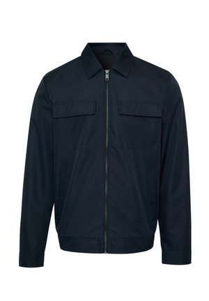 Chaqueta azul marino oscuro con cremallera frontal, dos bolsillos con solapa en el pecho, mangas largas y cuello clásico.