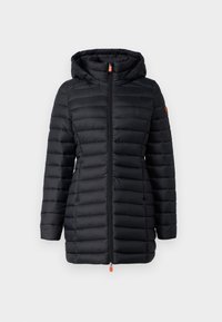 Černá prošívaná bunda s kapucí, zapínáním na zip vpředu a prošívaným designem. Má kontrastní oranžový jezdec zipu a boční kapsy.