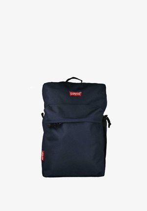 Mochila azul marino de tejido duradero, con una solapa en la parte superior, correas ajustables y detalles del logo rojo en la parte frontal. Dos bolsillos laterales.