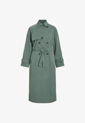 Zielony płaszcz typu trench z gładkiego materiału, z podwójnym zapięciem z przodu, paskiem w talii oraz regulowanymi paskami na mankietach.