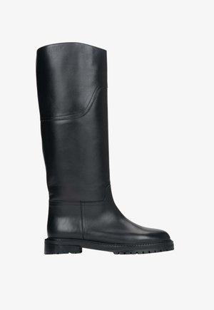 Zwarte leren laarzen tot de knie met een gladde textuur, een ronde neus en een stevige rubberen zool. Heeft subtiele stiknaaddetails langs de schacht.