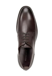Zapato de vestir de piel marrón con un acabado suave, acentos texturizados cerca de los cordones y perforaciones sutiles en el lateral. Nombre de la marca visible.