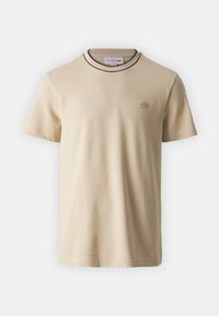 T-shirt beige a maniche corte in cotone, con colletto a contrasto e piccolo logo ricamato sul petto. Tessuto morbido.
