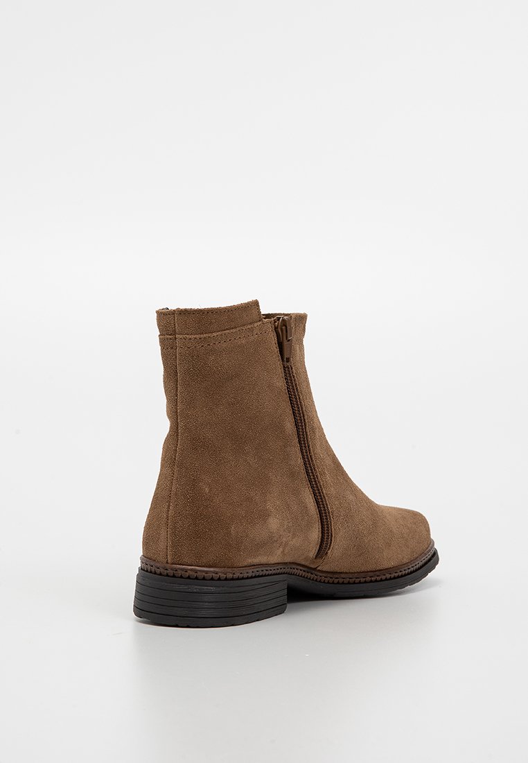 Braune Wildleder-Ankle Boots mit glatter Oberfläche, seitlichem Reißverschluss und einem niedrigen schwarzen Gummihigh. Das Design bietet eine abgerundete Zehenpartie und strukturierte Akzente.