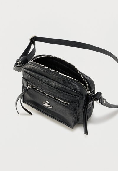 Μαύρη δερμάτινη τσάντα ώμου με υφή, με πολλαπλές θήκες με φερμουάρ και ασημί μεταλλικές λεπτομέρειες.