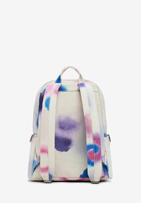 Leichte cremefarbene Canvas-Rucksack mit bunten Batik-Akzenten in Pink, Blau und Lila; verfügt über verstellbare Träger und seitliche Reißverschlusstaschen.