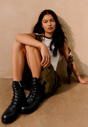 Bershka, LACE-UP - ANKLE BOOTS - Bottines à plateau - black