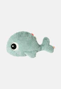 Almohada de ballena suave y acolchada en azul claro con un cuerpo redondo, gran ojo negro y blanco, y cola redondeada; presenta etiquetas en el costado.