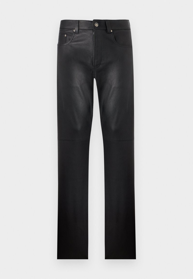 Pantalon en cuir noir à jambes droites, avec bouton et fermeture éclair à l'avant, passants de ceinture et design à cinq poches sur fond blanc.