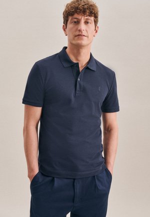 Marineblaues Poloshirt aus weicher Baumwolle. Kurzärmlig, mit Kragen, Drei-Knopf-Leiste und einem kleinen Emblem auf der Brust. Glatte Textur.