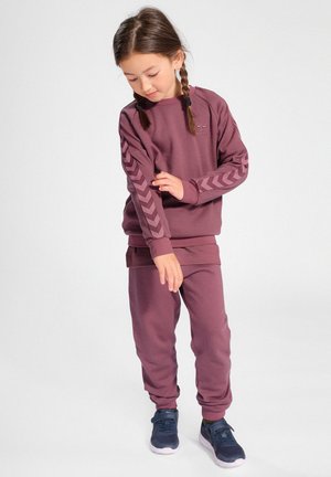 Bordeaux sweatshirt en bijpassende joggers, met chevronpatronen op de mouwen. Gemaakt van zachte stof, met ribgebreide manchetten en een ontspannen pasvorm.