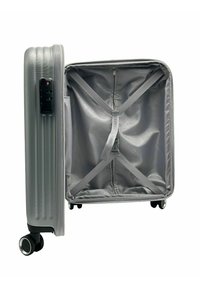 Valigia rigida argento con esterno testurizzato, manico laterale, lucchetto a combinazione integrato e ampio interno in tessuto grigio con cinghie di sicurezza.