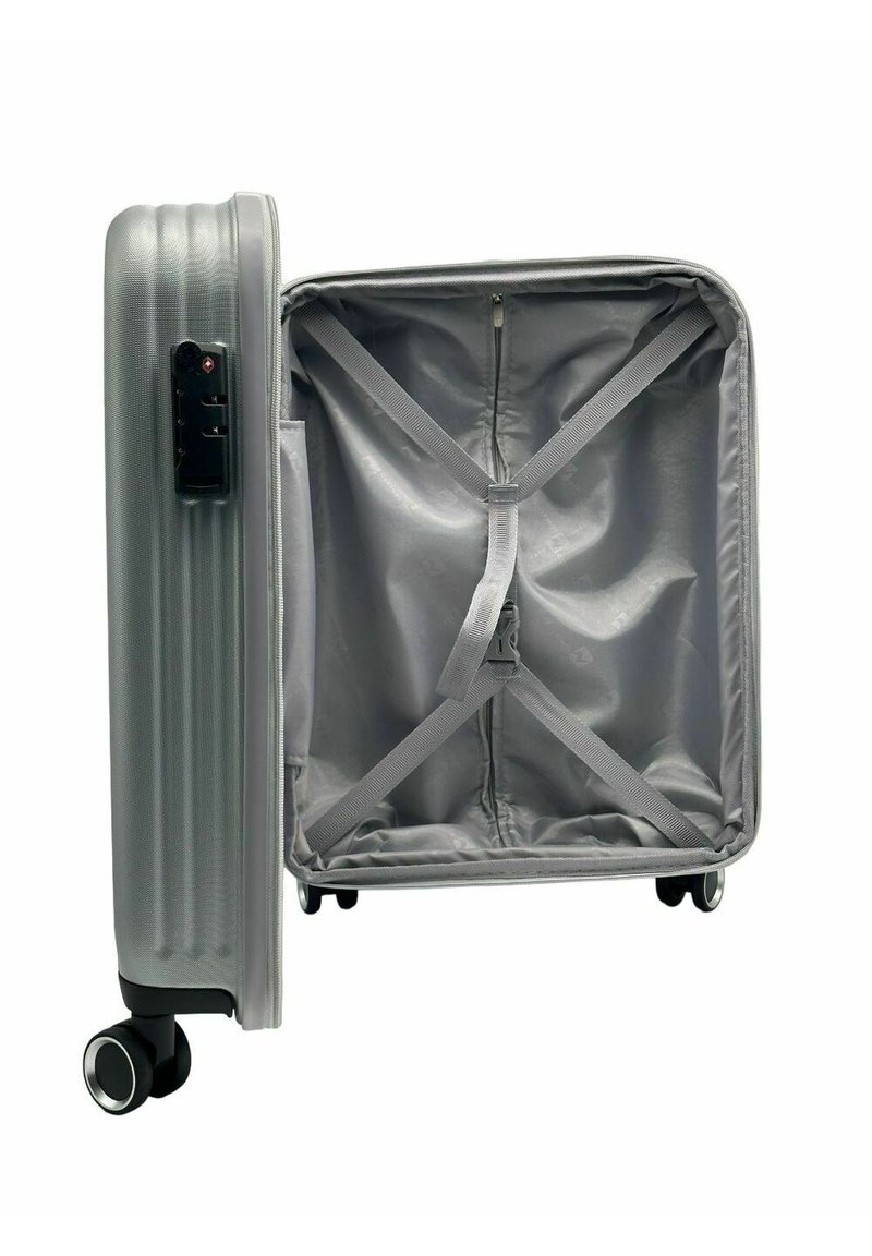 Valigia rigida argento con esterno testurizzato, manico laterale, lucchetto a combinazione integrato e ampio interno in tessuto grigio con cinghie di sicurezza.