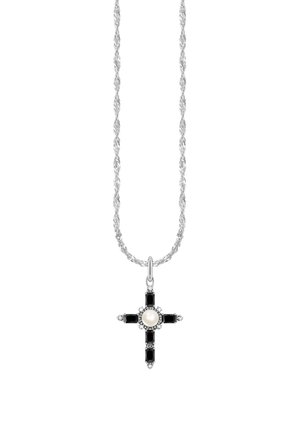 Silberne Halskette mit kreuzförmigem Anhänger, der eine zentrale Perle, schwarze rechteckige Steine und kleine umliegende klare Kristalle besitzt.