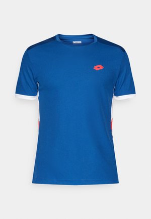 Camiseta deportiva azul hecha de una tela suave, con una sutil textura, acentos blancos en las mangas y un logo rojo en el pecho.