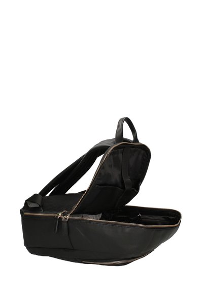 Zaino in pelle nera con cerniere, pannelli in rete e un ampio interno. Presenta una maniglia superiore e spallacci regolabili per maggiore comodità.