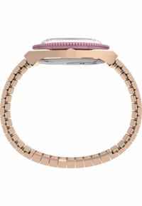 Ur med en lyserød bezel, metallisk kasse og et rosaguld, kædet bånd. Har en klar glasdæksel og en rund urskive, der fremviser et moderne design.