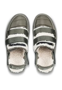 Une paire de sandales vertes à enfiler avec des sangles ajustables, une doublure en fausse fourrure et des détails en zip, conçues pour le confort et la chaleur.