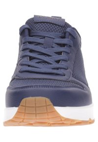 Marineblaue Sportschuhe mit einem Obermaterial aus Leder und Mesh, flachen Schnürsenkeln und einer strukturierten Gummisohle. Verfügt über ein elegantes, abgerundetes Design.