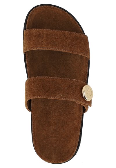 Sandalo a ciabatta in camoscio marrone con due ampie fasce e un'emblema rotondo dorato sulla fascia inferiore, con bordo suola nero.