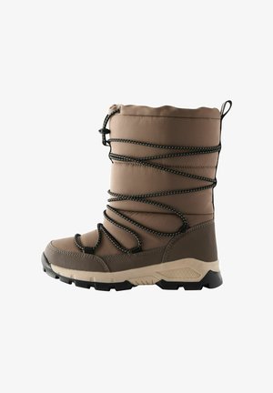 Botină izolată maro, cu țesătură texturată, șireturi elastice negre și talpă injectată. Dispune de un guler căptușit și o talpă robustă pentru aderență.